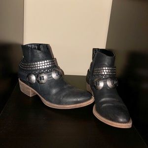 Coconuts by Matisse ankle boots